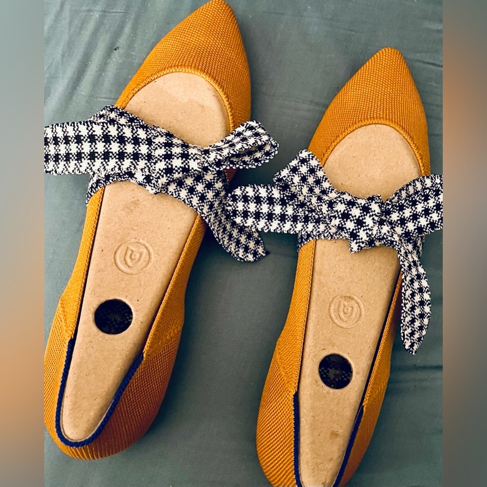 ROTHY'S BRAND NEW MUSTARD POINTS SIZE 9. Unworn, no box.